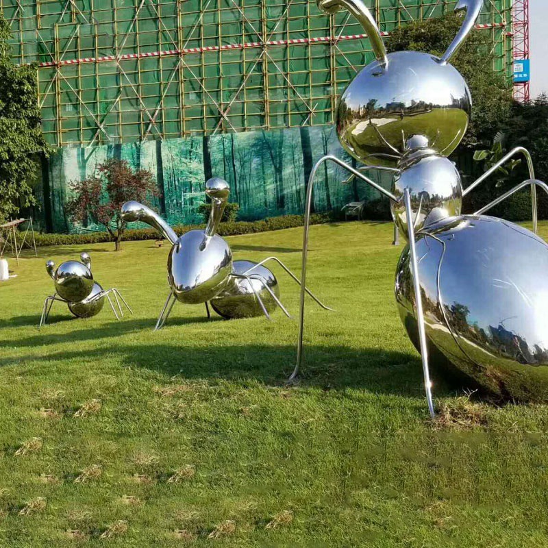 Mirror polished ants sculpture
