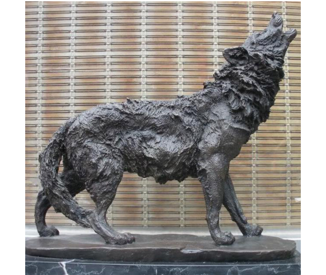 Outdoor wolf bronze sculpture