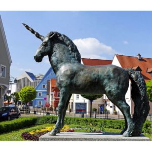 garden horse statue