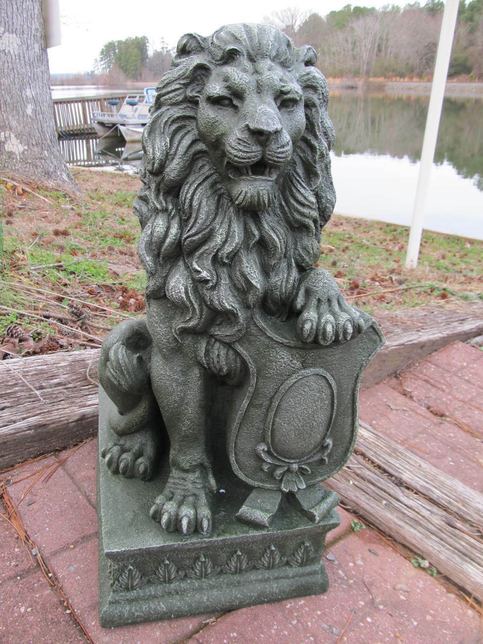 tete de lion statue