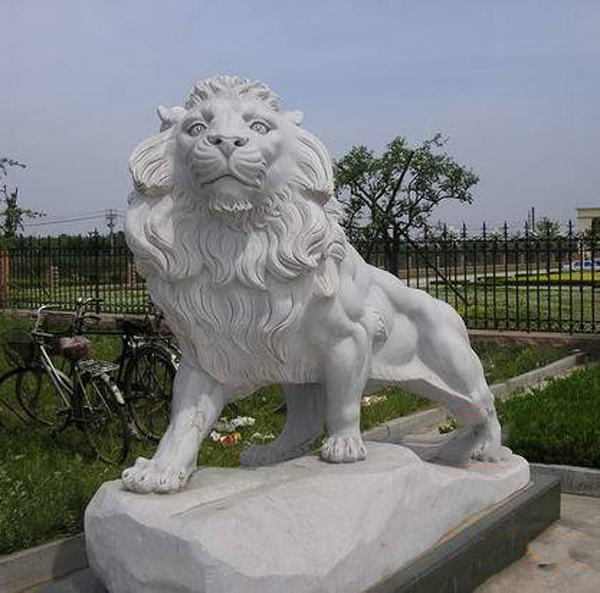 lawn statue lion