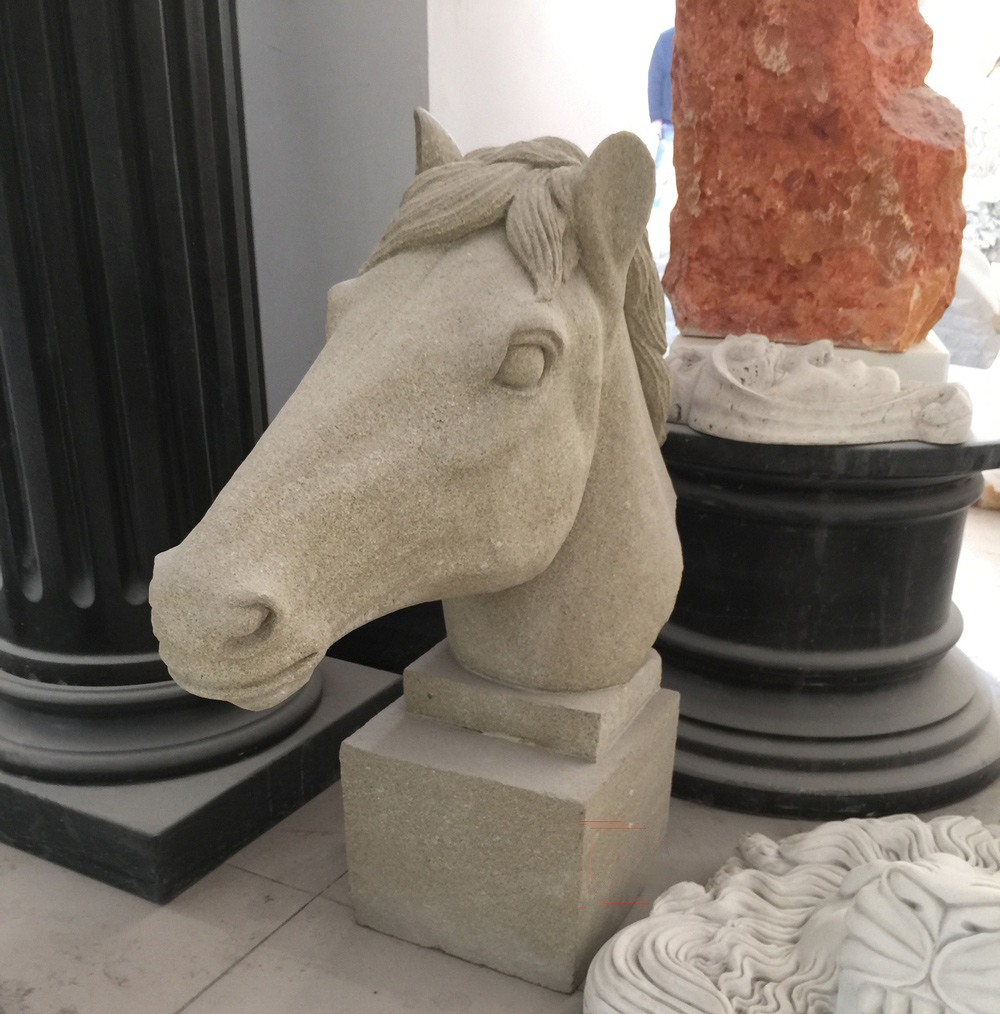 statue horse head