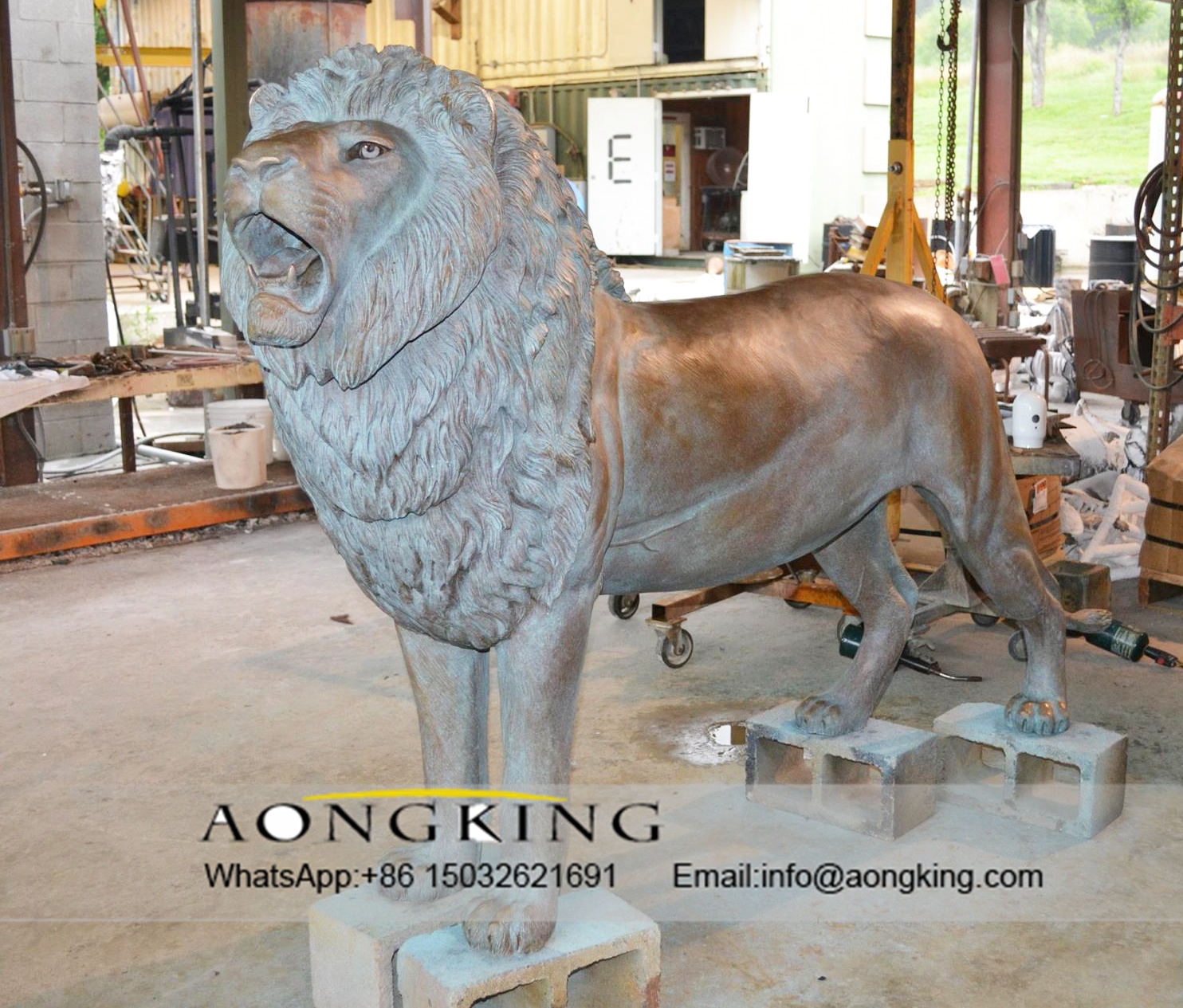 male lion statue
