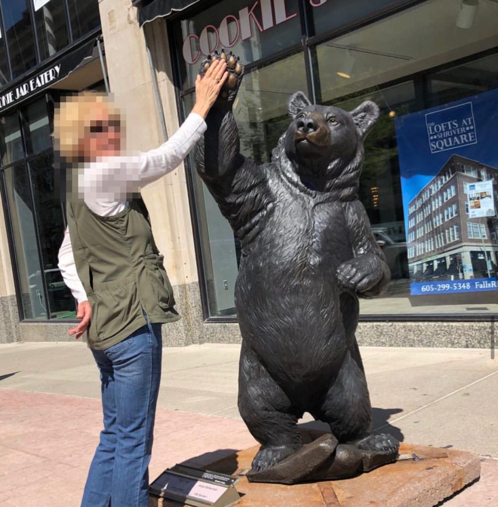 Street Public Animal High Five Big Bear Bronze Statue