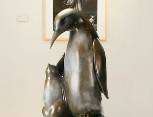 Art metal statue bronze macaroni penguin sculpture