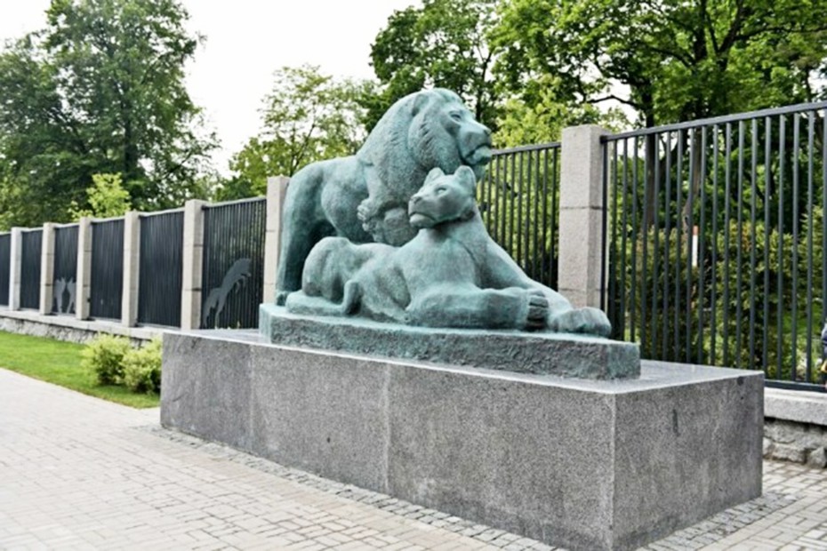 Asiatic lion statue for garden