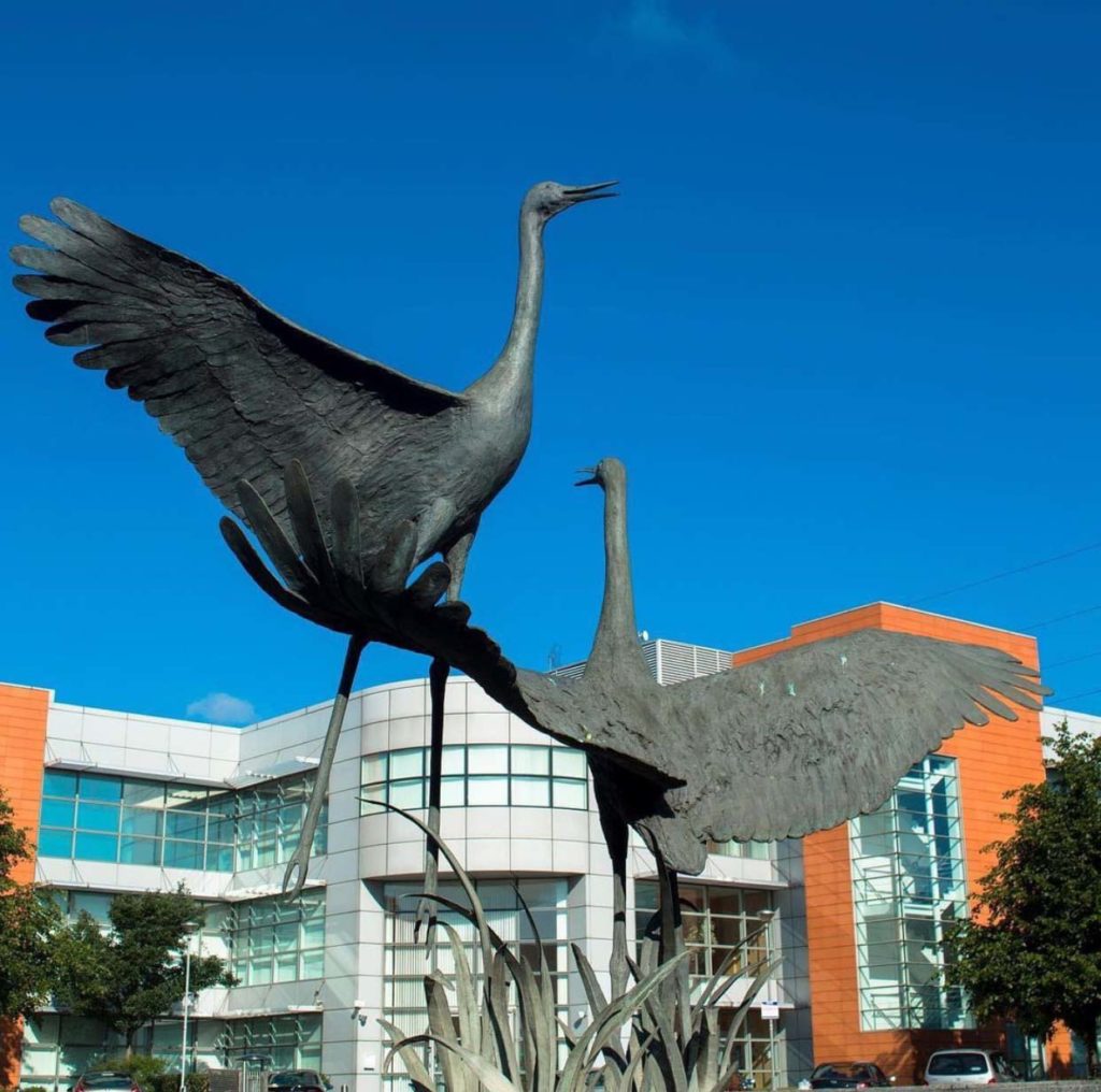 Factory Customize Art Animal Dancing Cranes Statues For Garden