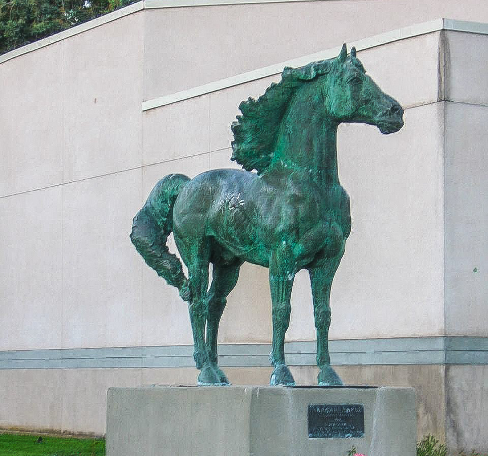 Horse sculpture for outdoor court 1