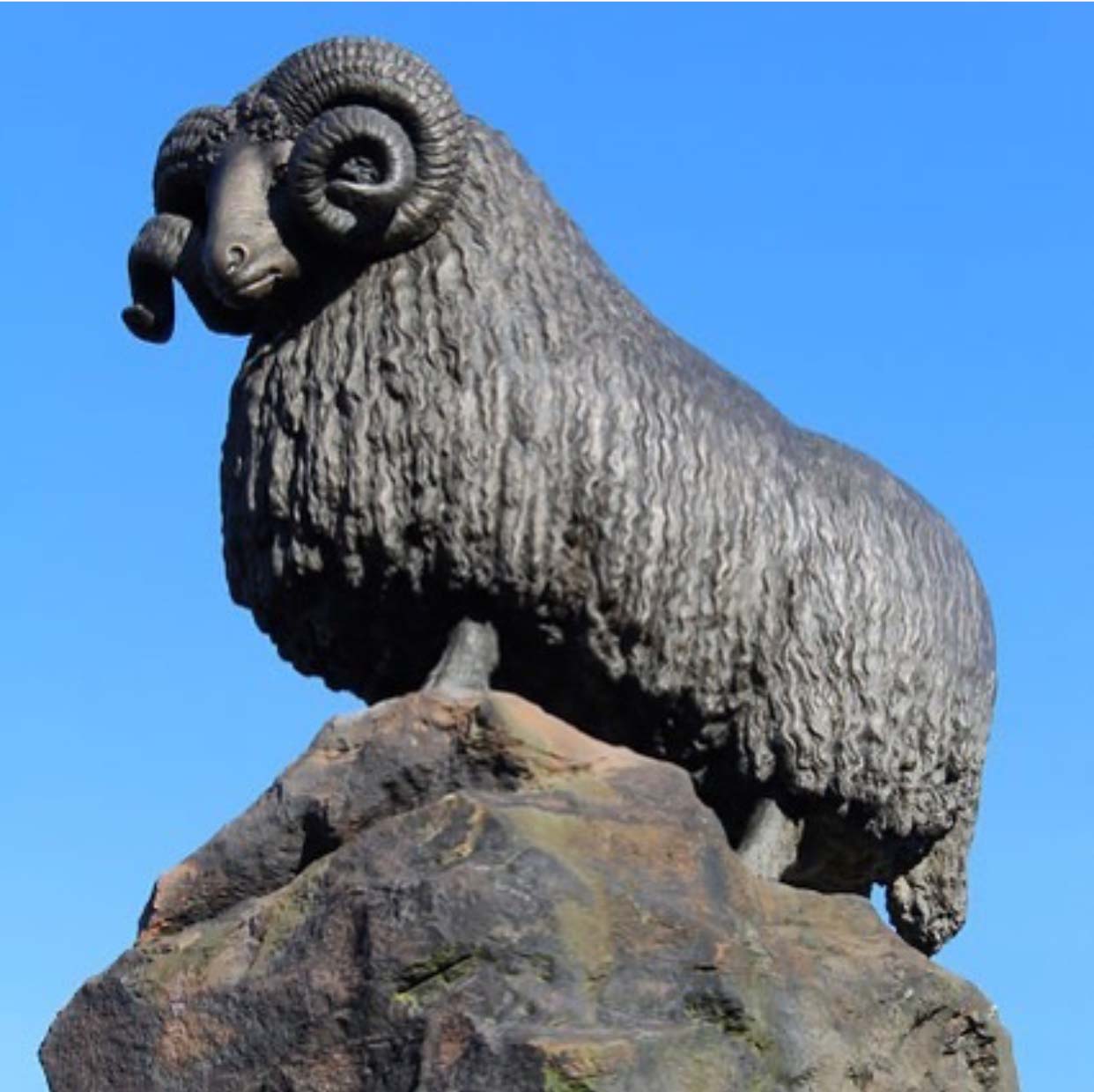 bronze goat sculpture for outdoor decoration