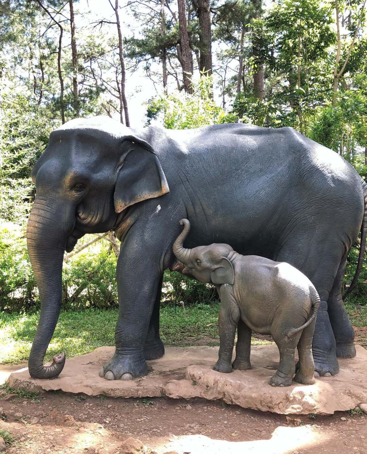 Artificial carved contemporary patina bronze elephant group sculpture