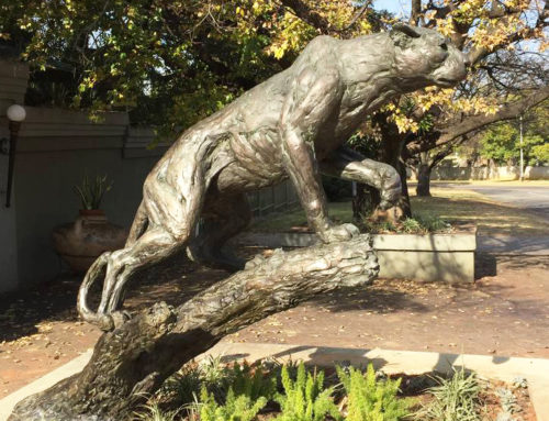 Life-Size Garden Decor Sitting on Tree Bronze Cheetah Statue