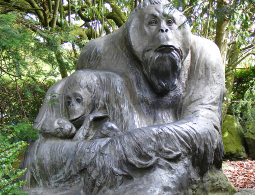 Outdoor Ancient Charming Sitting Sweet Family Popular Custom Bronze Orangutan Garden Ornament Sculptures