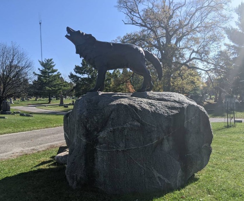 outdoor howling wolf statue
