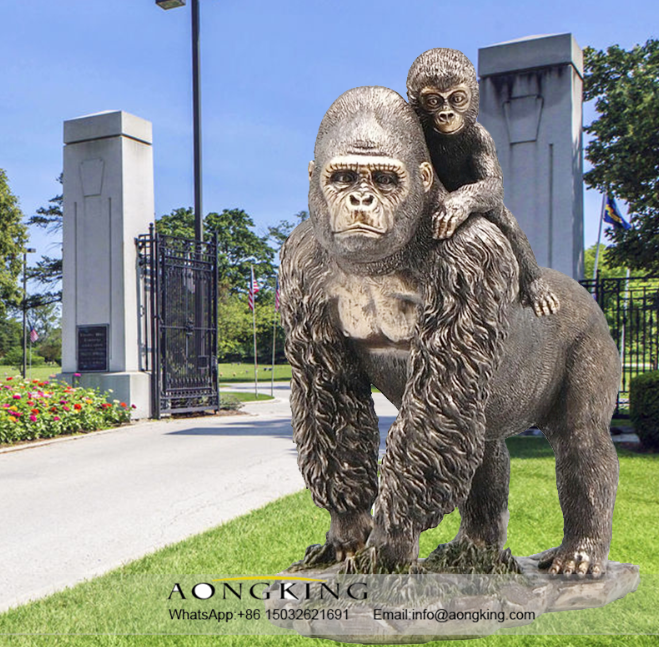 Lovely silverback gorilla and baby garden bronze statue