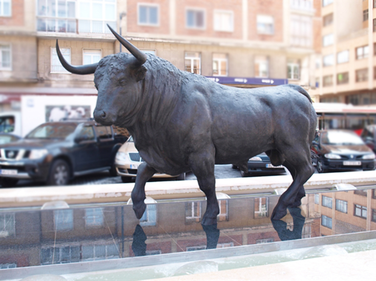 Bull statue for garden 