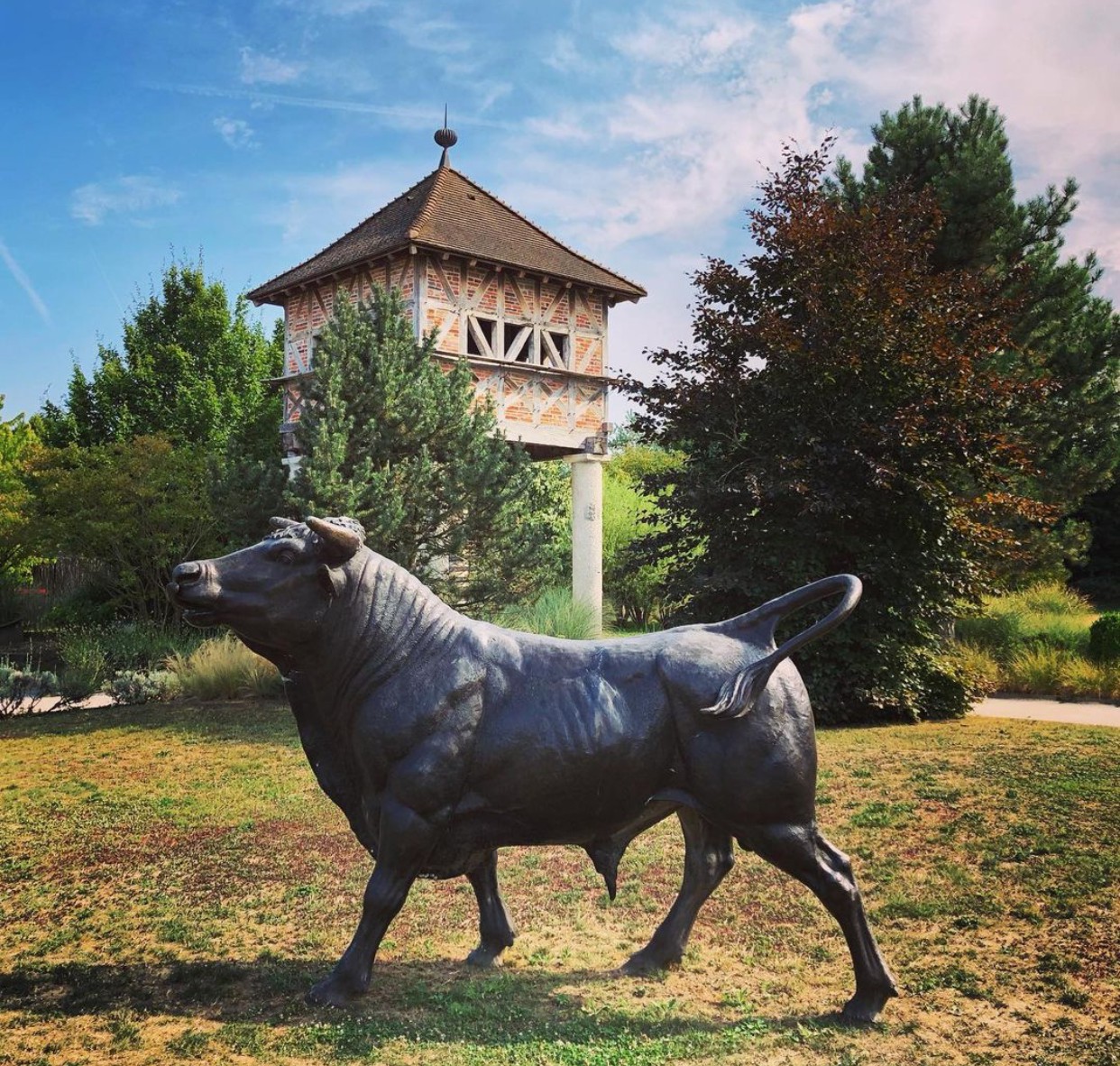 Running bull garden statue