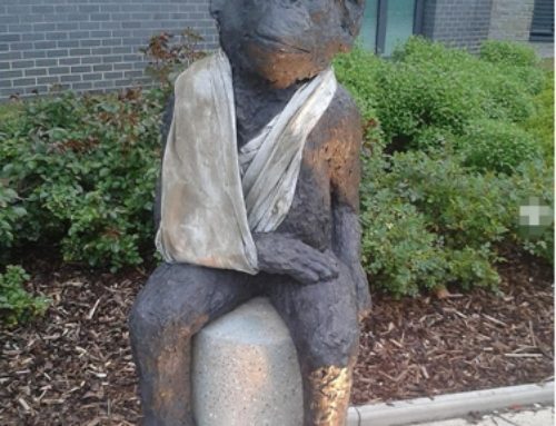 Outdoor Garden Decor Free Custom Bronze Injured Monkey Sculpture