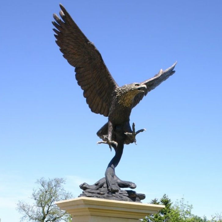 flying eagle statue 1