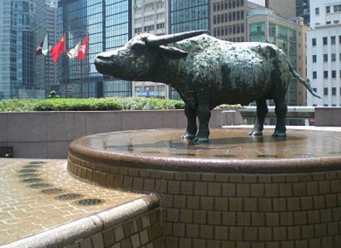 large bull sculpture 1
