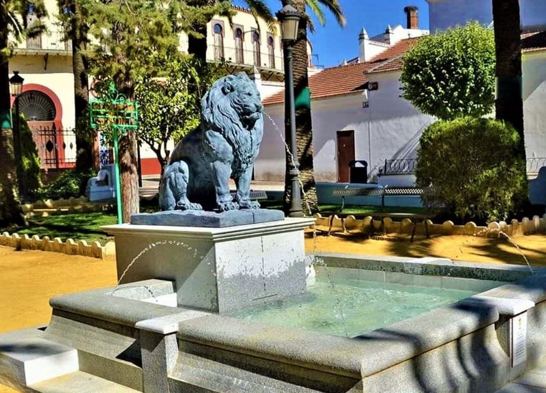 sitting lion fountain (2)