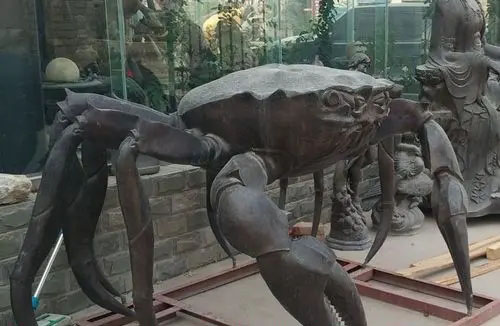 large metal crab sculpture 2