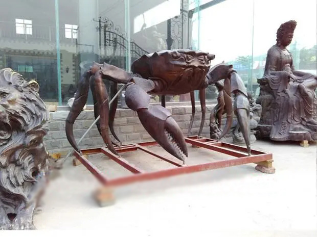 large metal crab sculpture 4