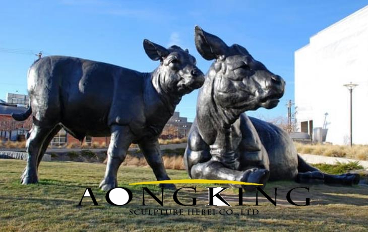 Bronze bull sculpture square1