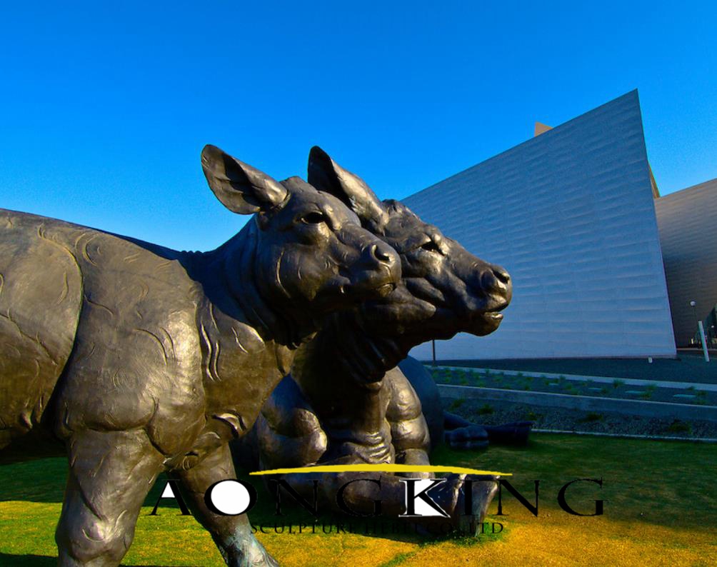 Bronze bull sculpture square2