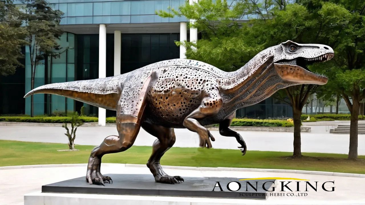 Cryolophosaurus statue